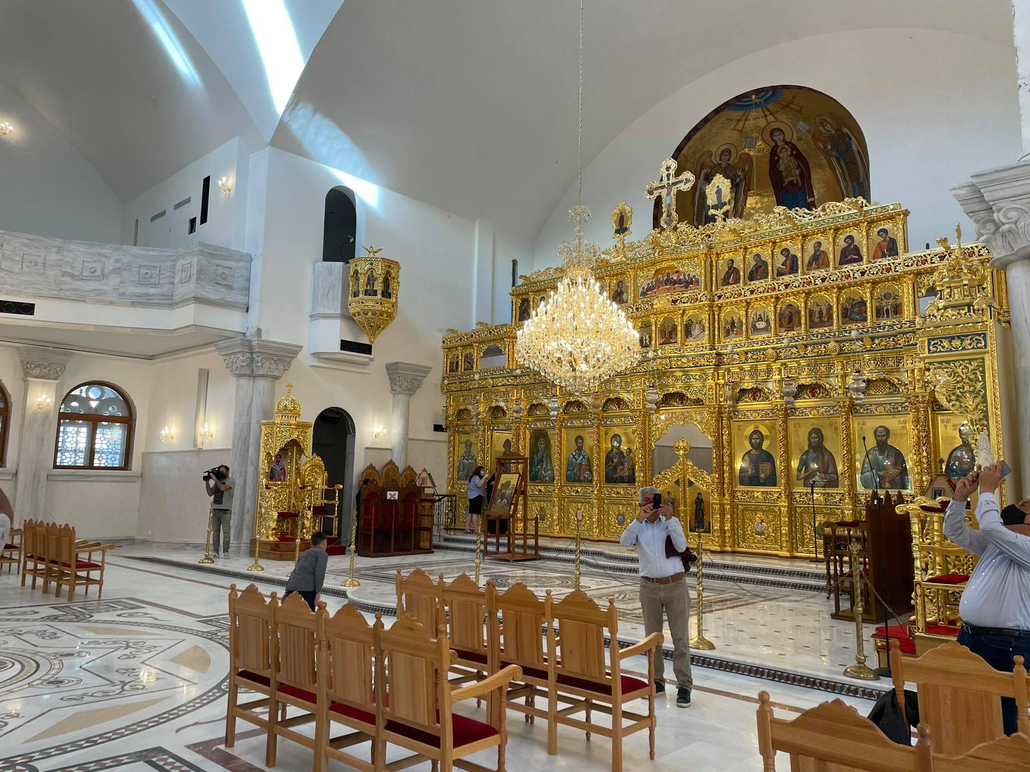 ΦΩΤΟ: "Ανοίγει τις πύλες" του Καθεδρικού Ναού ο Αρχιεπίσκοπος Χρυσόστομος