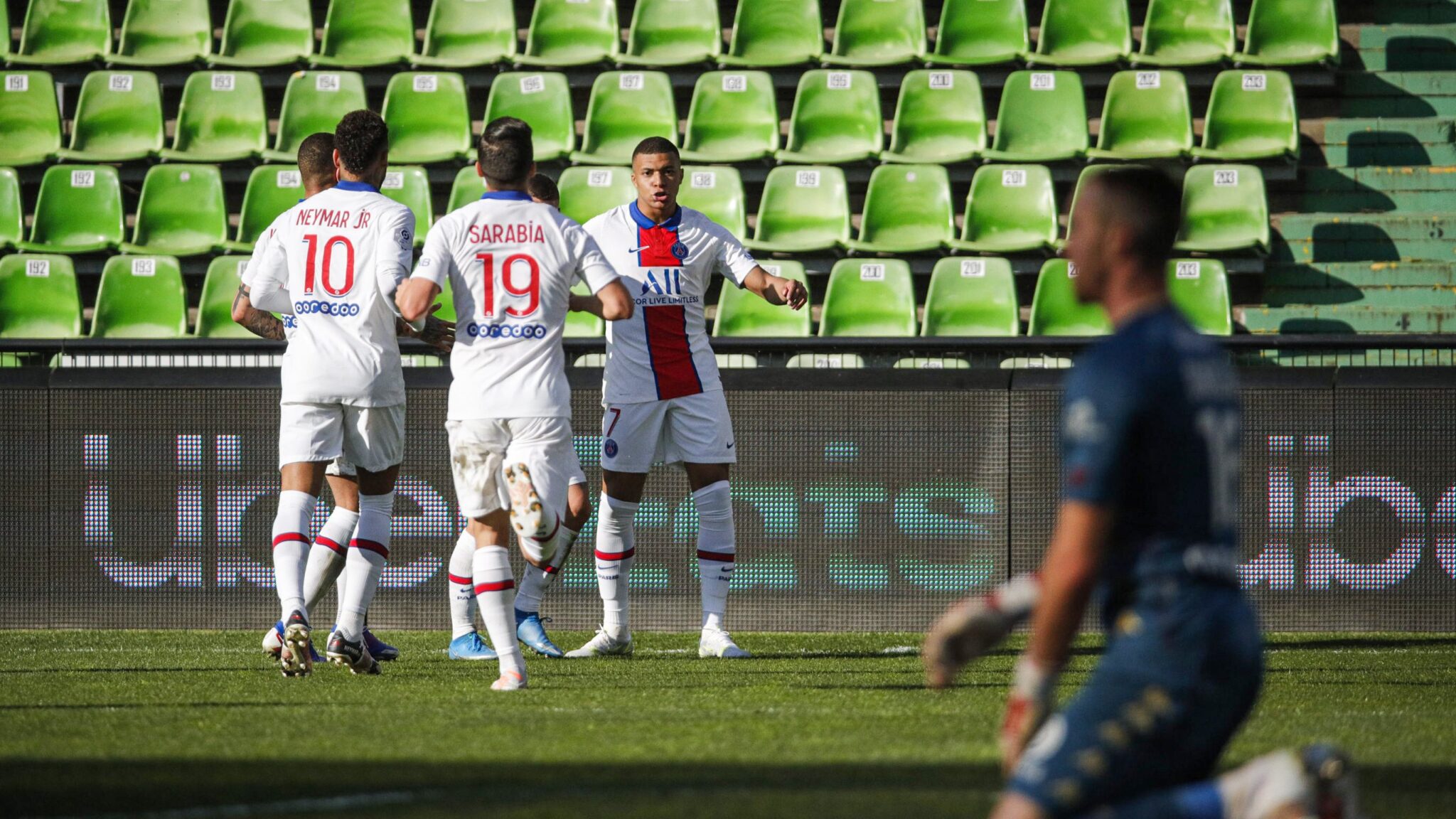 «Διπλό» με show Εμπαπέ για την Παρί