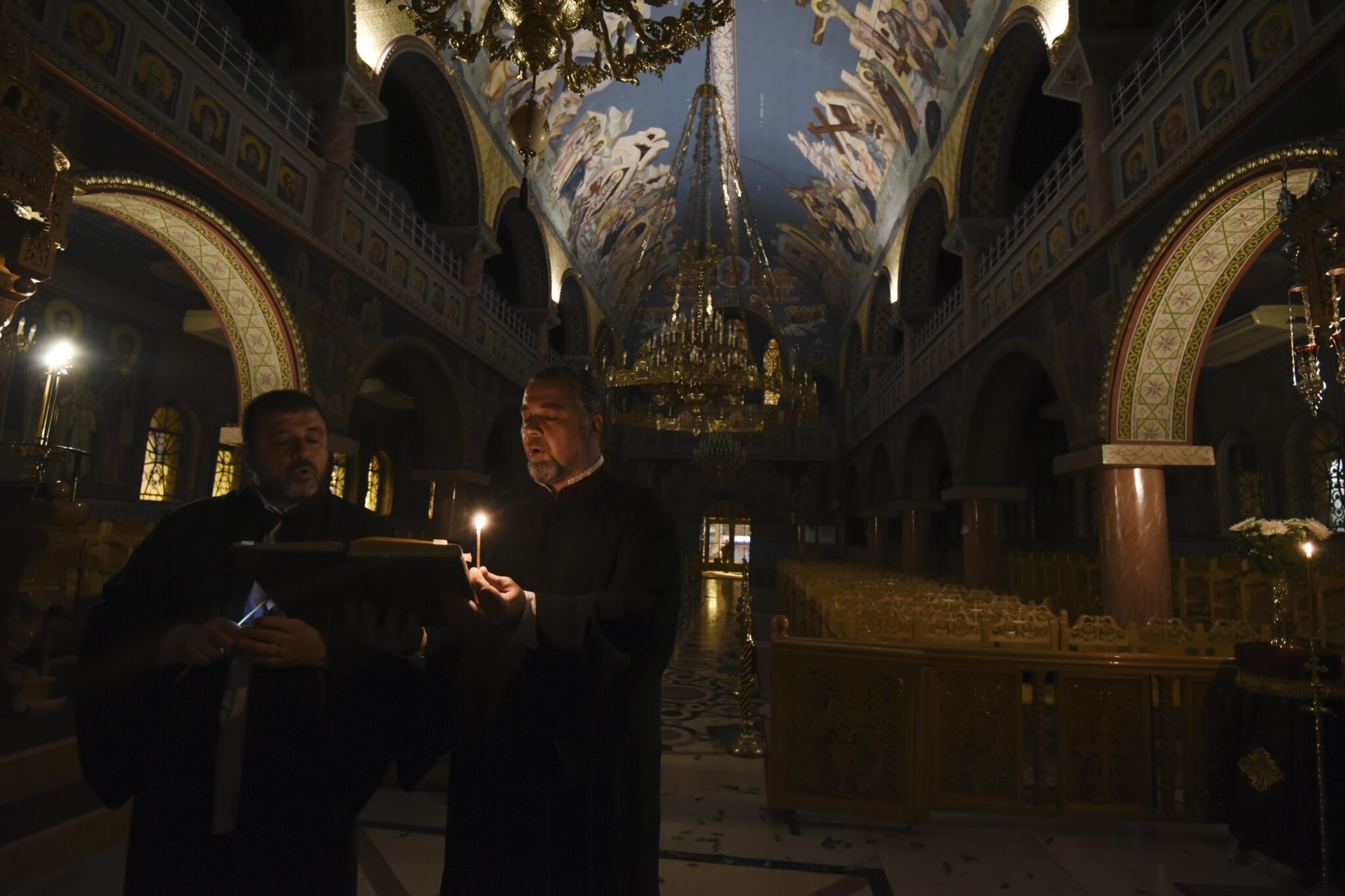 Μόνο για Χριστός Ανέστη στις εκκλησίες και τραπέζι με 10 άτομα δύο οικογενειών