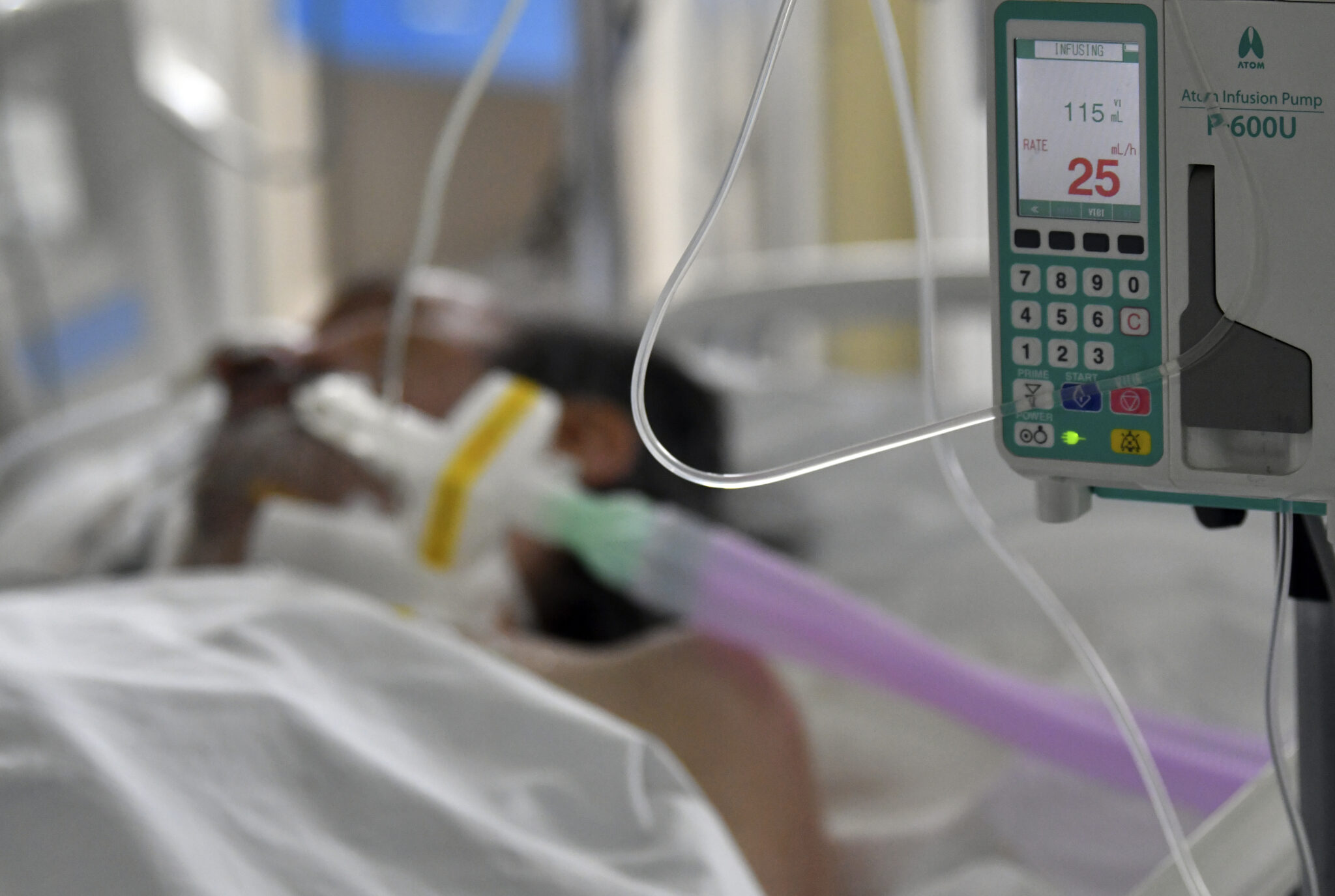 Ασφυκτιούν τα νοσοκομεία: Νέο ρεκόρ στις νοσηλείες ασθενών με κορωνοϊό