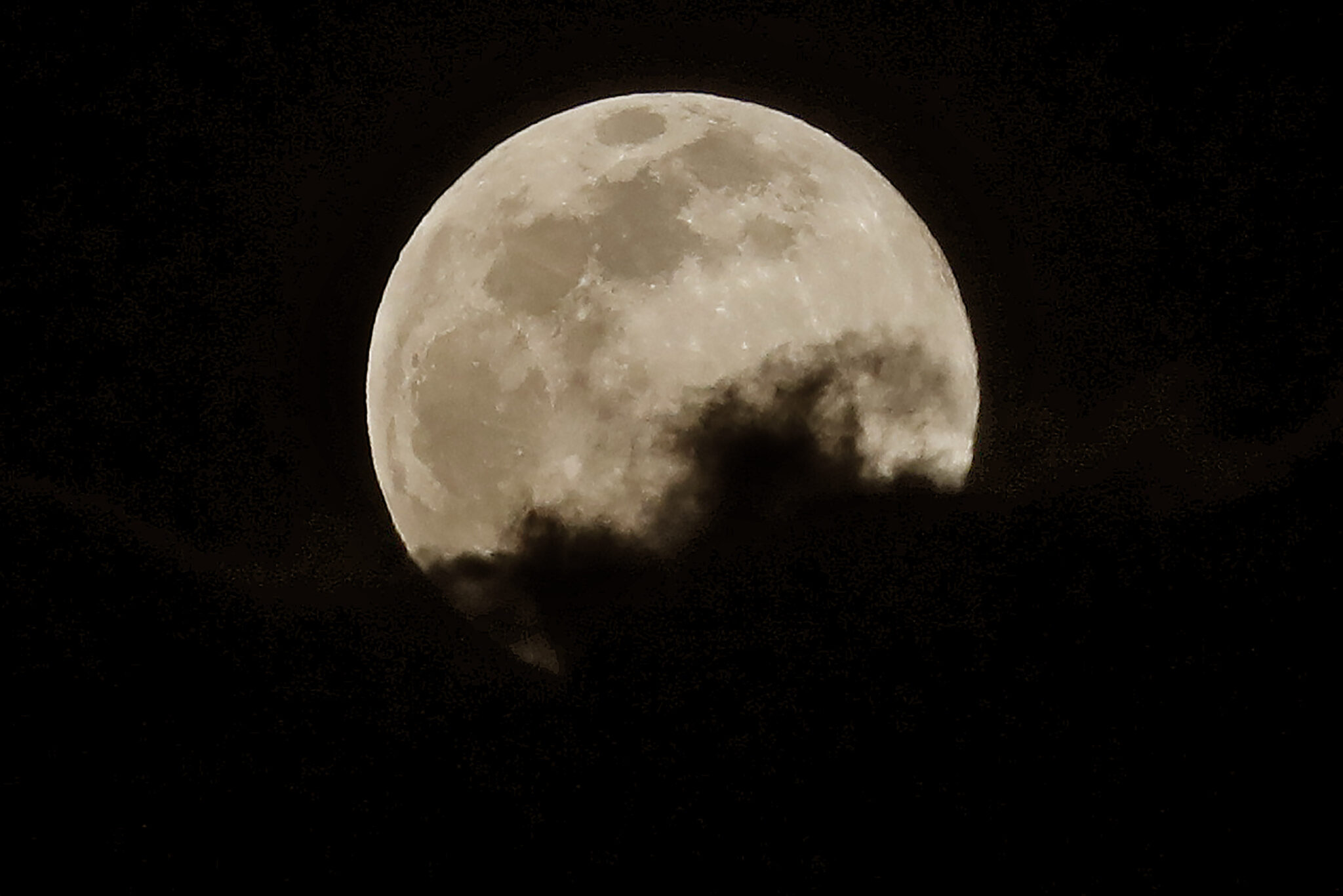 Μαγευτικό θέαμα με "ροζ φεγγάρι" στον ουρανό της Κύπρου (BINTEO)