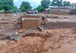 Φονικές πλημμύρες στην Ινδονησία, δεκάδες σπίτια "θάφτηκαν" κάτω από τη λάσπη