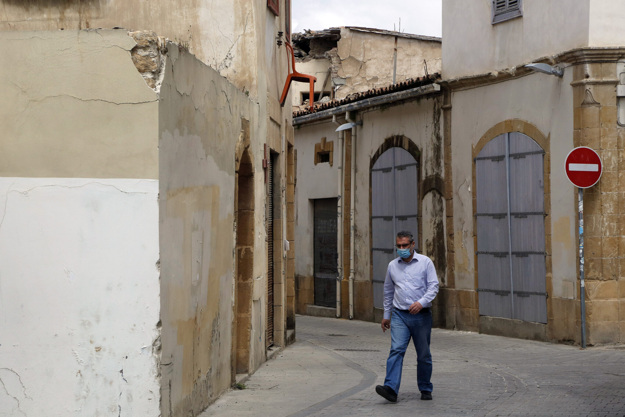 Ανεβαίνουν ξανά οι καμπύλες, πλησιάζουν νέο ρεκόρ εν μέσω εμβολιαστικού πλάνου