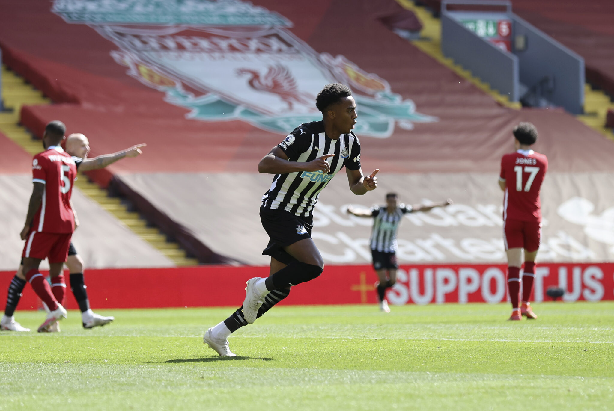 «Σόκαρε» τη Λίβερπουλ στο φινάλε η Νιούκαστλ