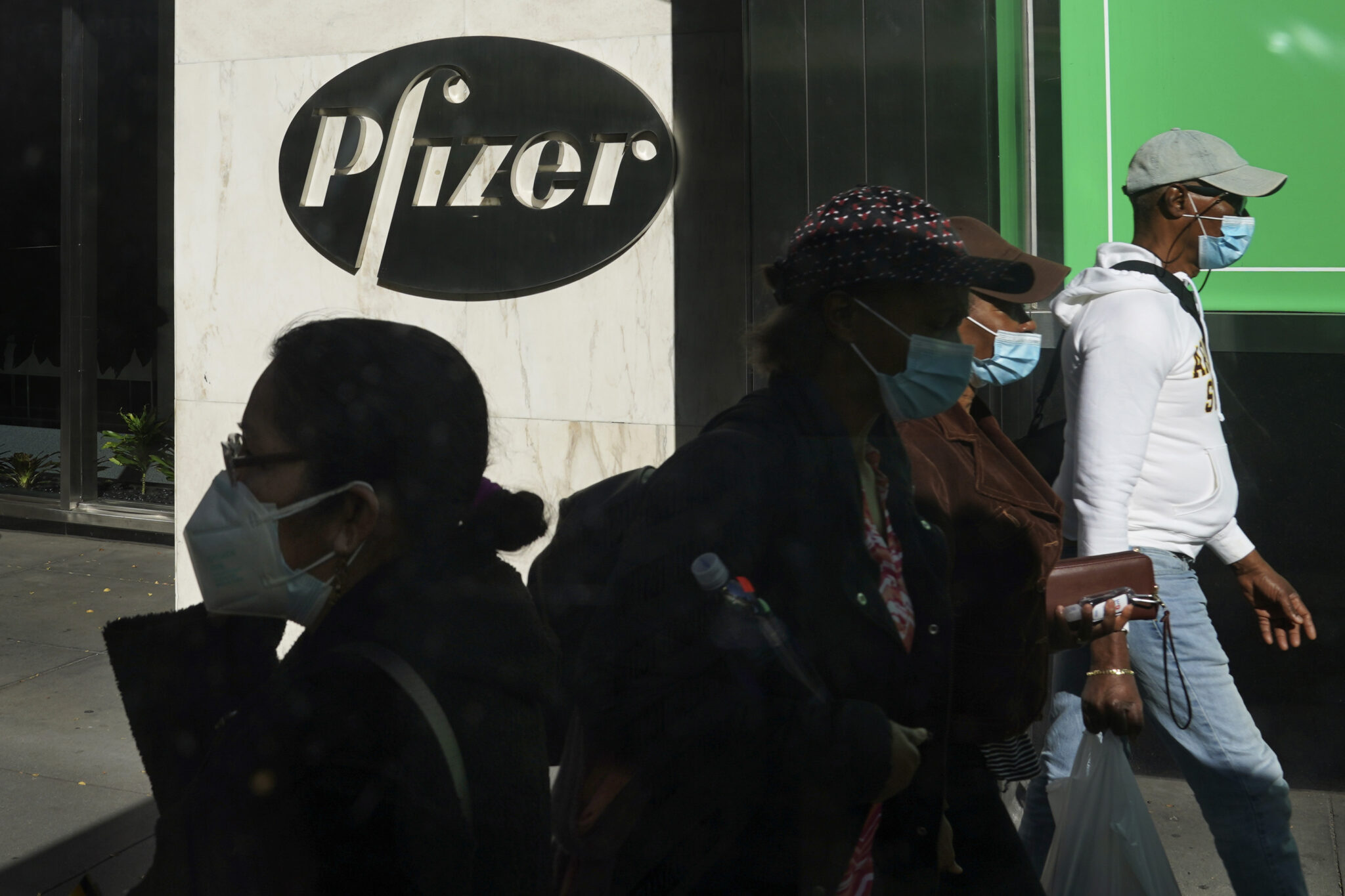 Pfizer: Το εμβόλιο αντιμετωπίζει και τη νοτιοαφρικανική μετάλλαξη