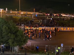 Έξω από το ΓΣΠ φίλοι του ΑΠΟΕΛ