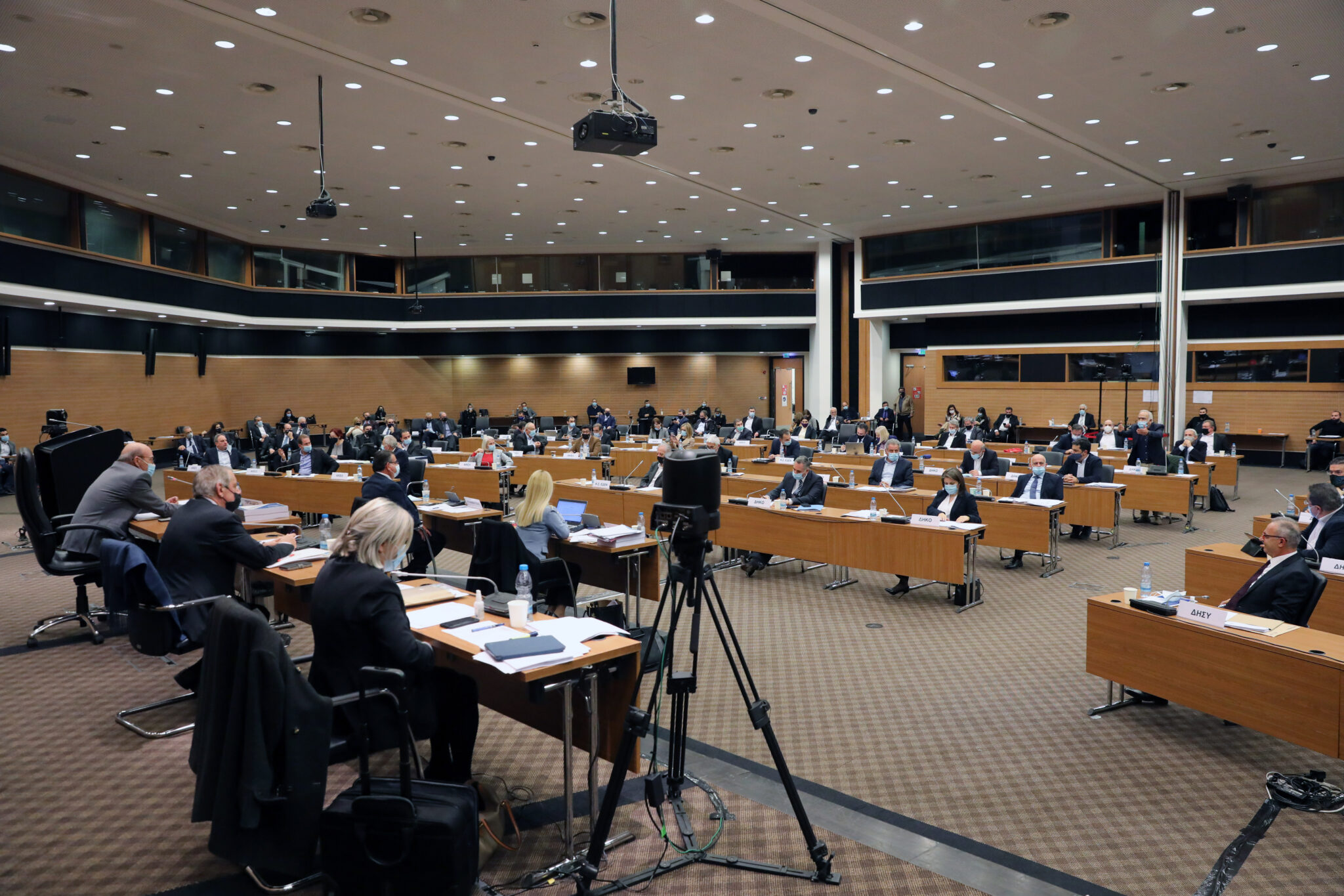 LIVE: Ενενήντα-εννέα νομοσχέδια και προτάσεις στη τελευταία Ολομέλεια της Βουλής