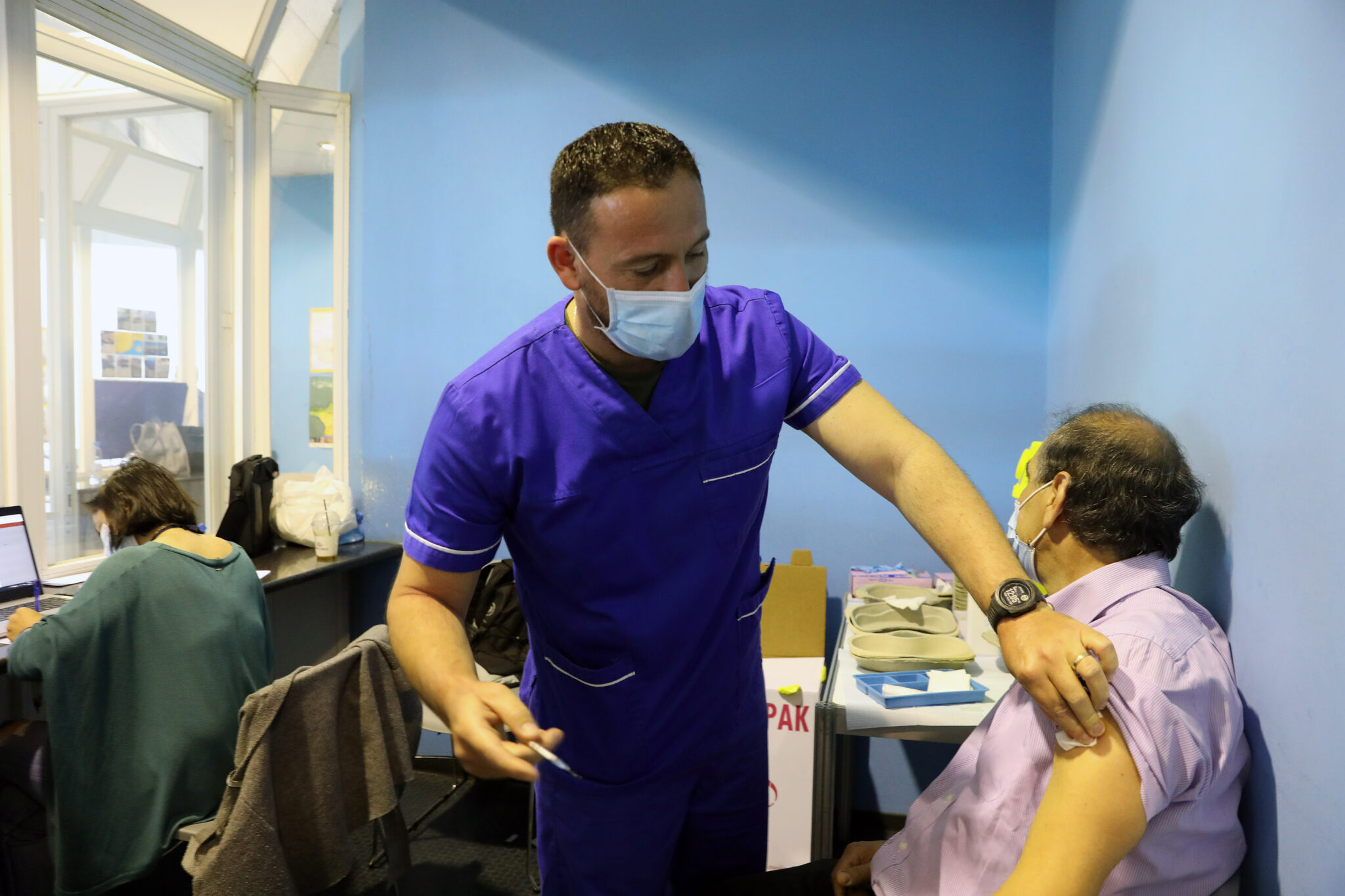 Άλλη μια ευκαιρία στους 64-70 για εμβολιασμό, πιάνουν σειρά οι 37-38 ετών