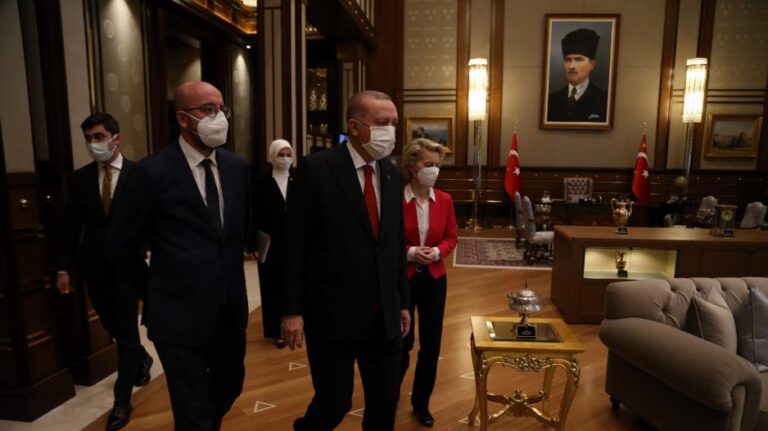 Λυπάται για 2 λόγους ο Μισέλ για την τουρκική γκάφα με την καρέκλα της Ούρσουλα