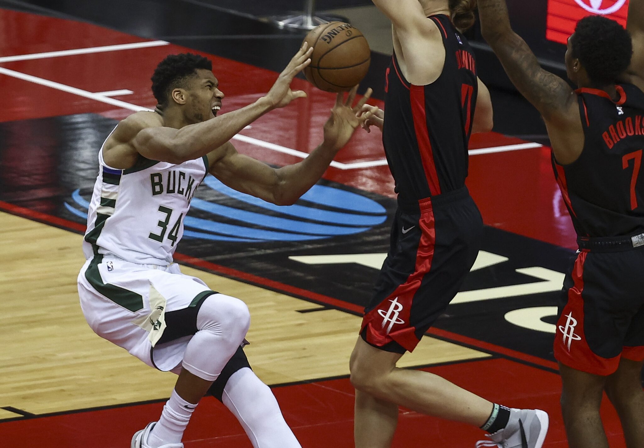 Τραυματίστηκε ο Γιάννης, ήττα για Μπακς