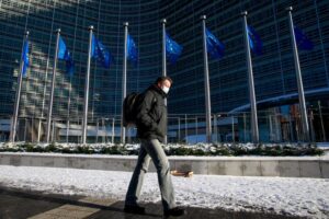 Η ΕΕ λέει ότι δεν εγκαταλείπει εμβόλια που δεν ανήκουν στην τεχνολογία mRNA