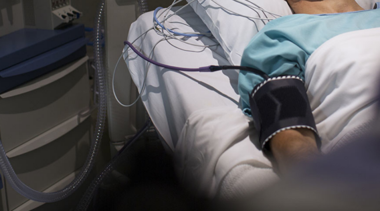 Γεμίζουν με νέους τα νοσοκομεία, τα συμπτώματα που παρουσιάζουν (ΒΙΝΤΕΟ)