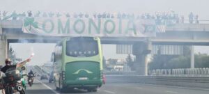 Πράσινες «ντόπες» στον αυτοκινητόδρομο από τους φίλους της Ομόνοιας