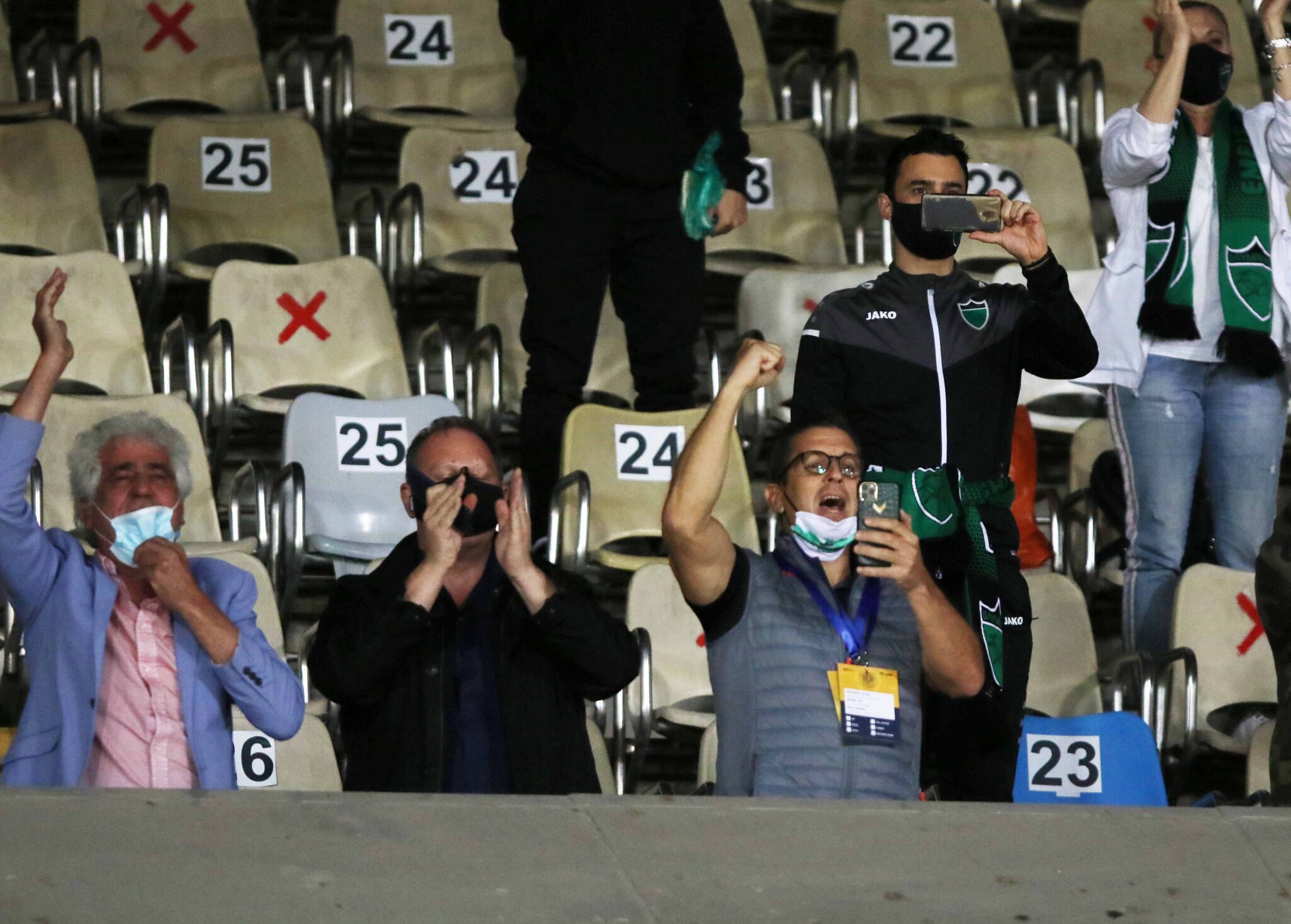 Πανηγύρια πρόκρισης με… βεγγαλικά για τον Ολυμπιακό (ΒΙΝΤΕΟ)