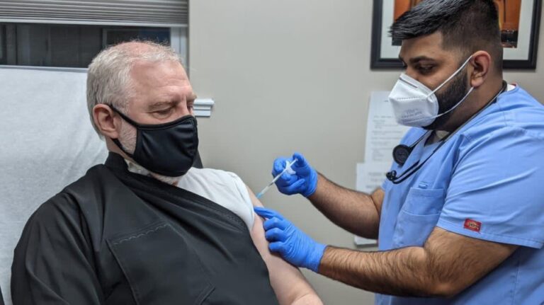 Εμβολιάστηκε κατά του Covid-19 ο Αρχιεπίσκοπος Αμερικής Ελπιδοφόρος (ΦΩΤΟ)