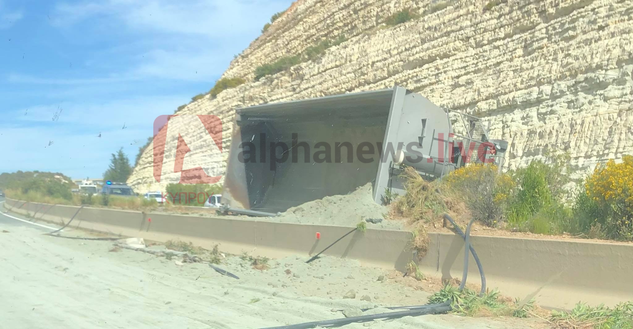 Τροχαία συμφόρηση στο highway Λεμεσού-Πάφου λόγω της ανατροπής φορτηγού (ΦΩΤΟ)