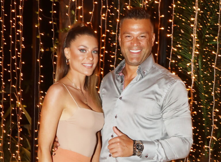 Ο Κώστας Σόμμερ μας δείχνει περήφανα την φουσκωμένη κοιλίτσα της συντρόφου του