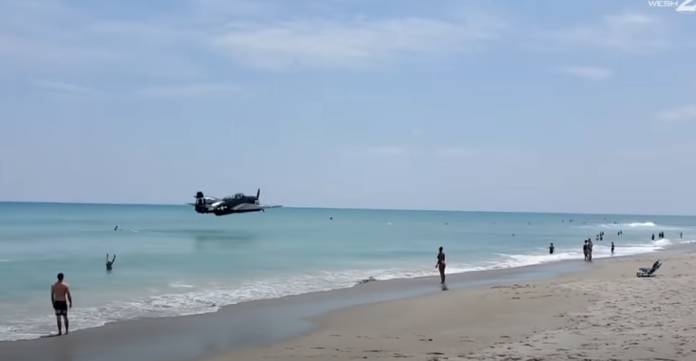 ΒΙΝΤΕΟ: Η στιγμή που αεροπλάνο προσγειώνεται στη θάλασσα, ανάμεσα σε λουόμενους