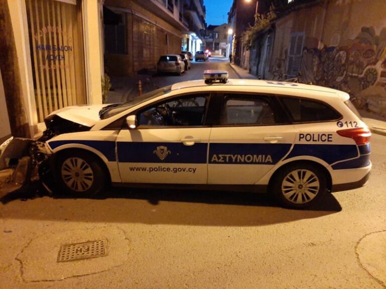 Περιπολικό "κάρφωσε" σε πάσσαλο της ΑΗΚ, στο νοσοκομείο ένα πρόσωπο (ΦΩΤΟ)