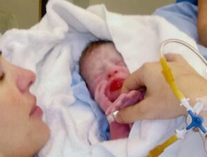 Ελένη Μενεγάκη: Οι συγκινητικές φωτογραφίες από τη γέννηση του παιδιού της