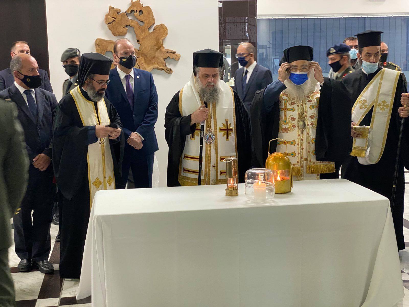 Ψάχνουν να βρουν ποιος πλήρωσε τα έξοδα για μεταφορά του Αγίου Φωτός στην Κύπρο