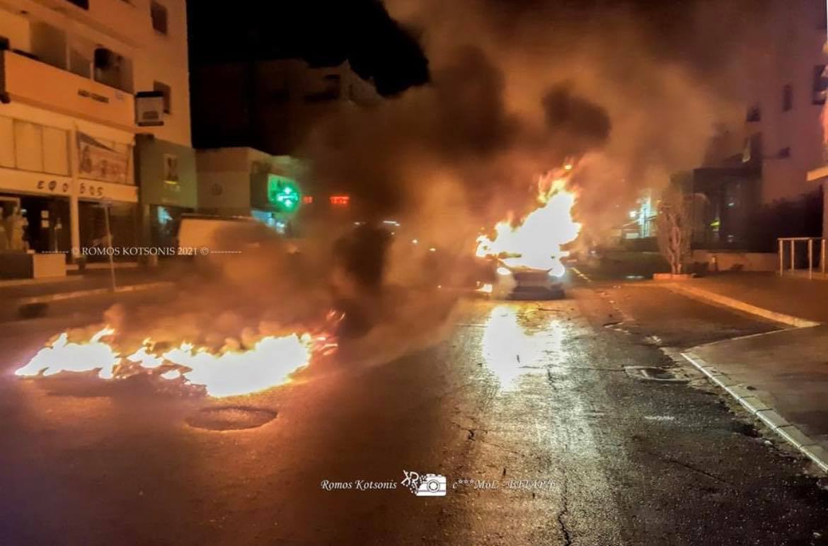 Νεαροί ξέσπασαν βάζοντας φωτιές και κροτίδες λόγω lockdown και πανδημίας