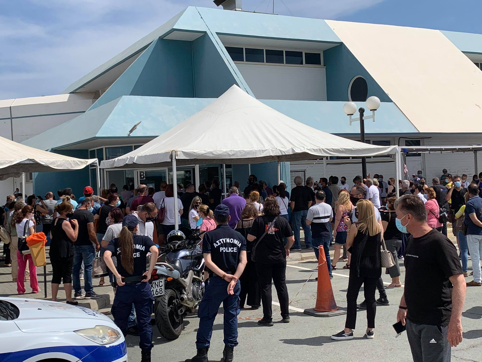 ΒΙΝΤΕΟ: Ένταση, φωνές και παρέμβαση αστυνομικών στο Εμβολιαστικό Κέντρο Λάρνακας