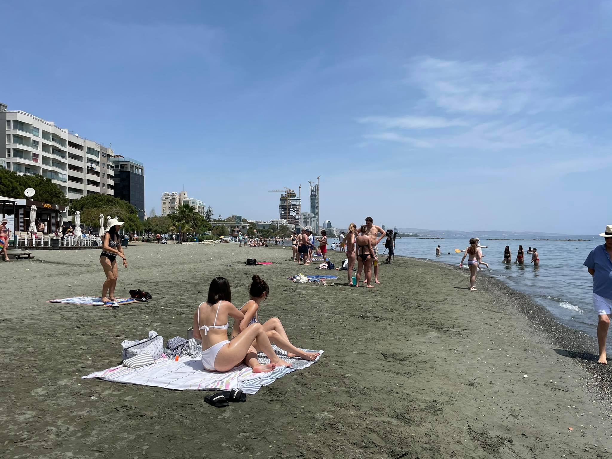 Έστειλαν SMS στο 6 και πέρασαν την Δευτέρα του Πάσχα στην παραλία (ΒΙΝΤΕΟ)