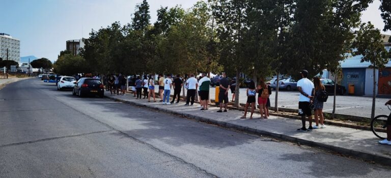 Στο…καρτέρι για το SafePass: Ατέλειωτες ουρές στα σημεία για rapid test (ΦΩΤΟ)