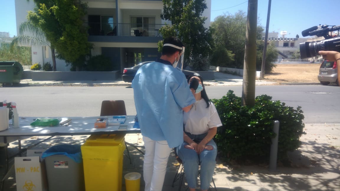 ΒΙΝΤΕΟ: Kατά 1000/100 αυξήθηκαν οι πολίτες που κάνουν rapid test στα φαρμακεία