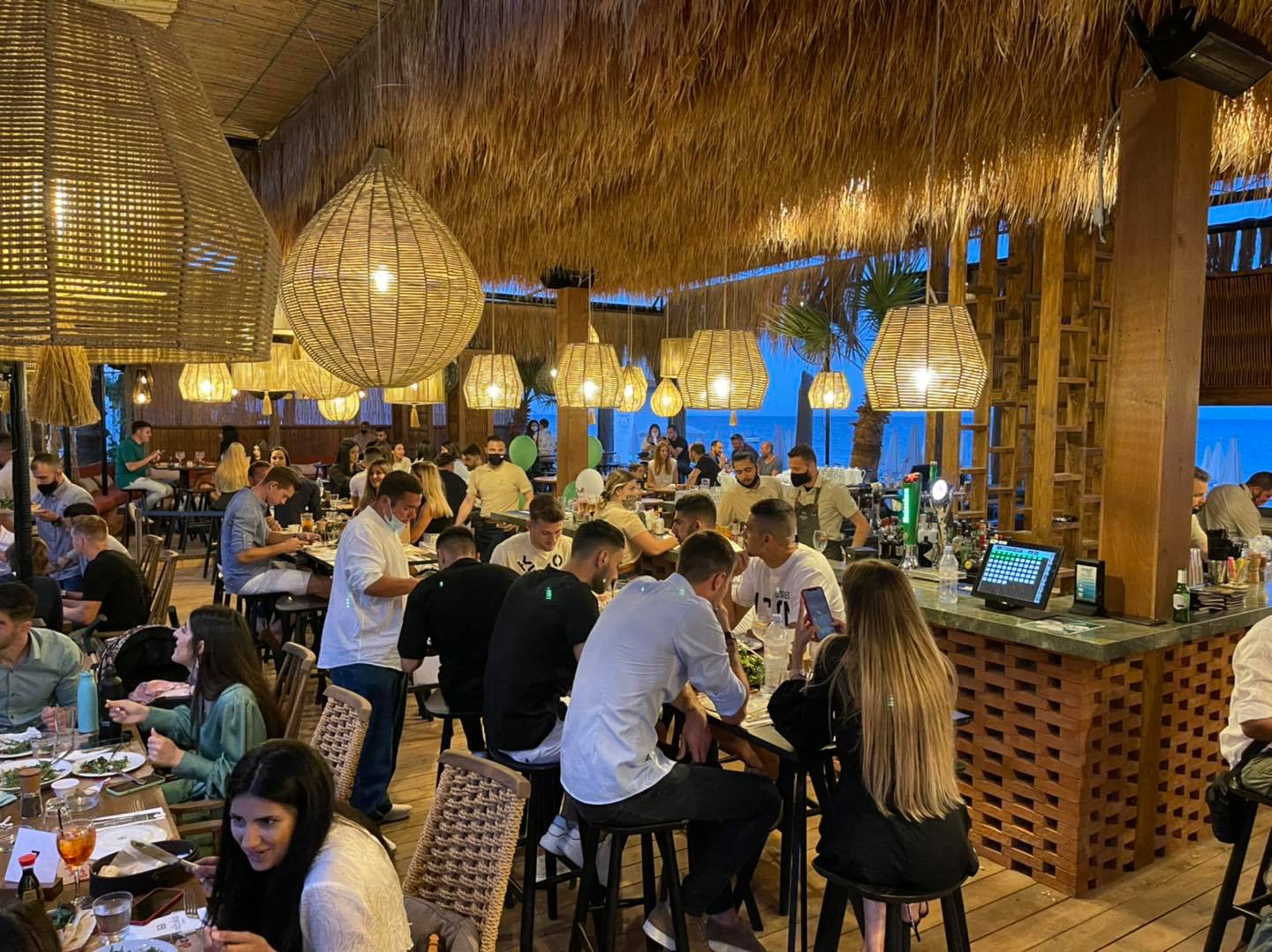 Δείπνο… τίτλου στην Ομόνοια (ΦΩΤΟ)