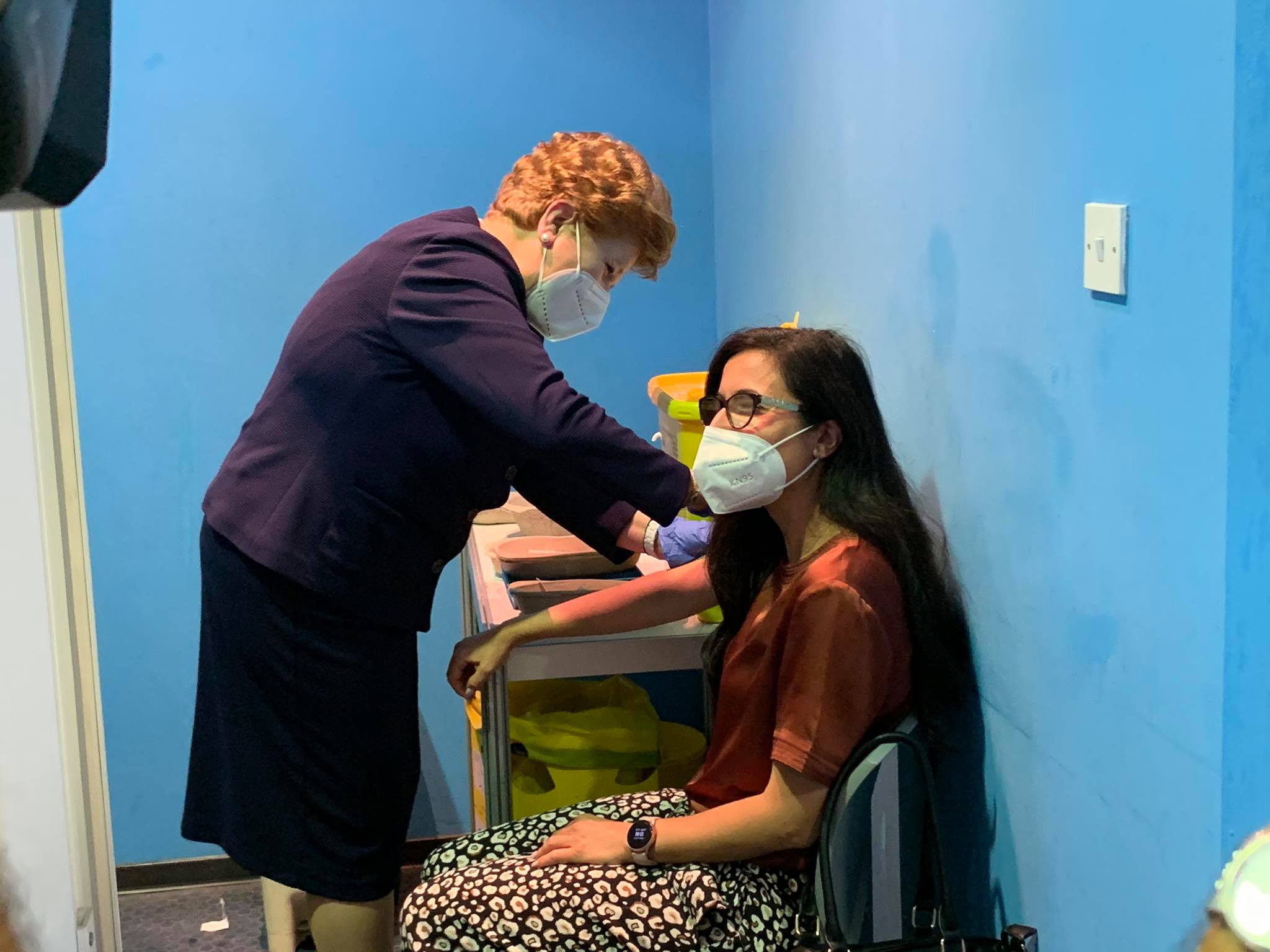 ΦΩΤΟ: Φόρεσε γάντια και βοήθησε στους εμβολιασμούς η Διευθύντρια του Υπ. Υγείας