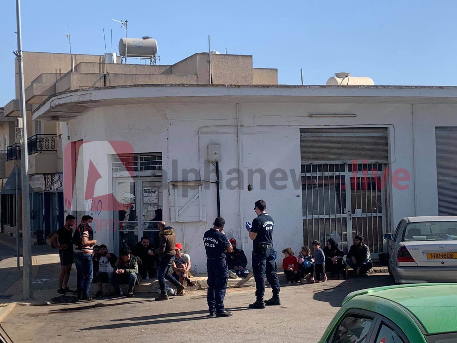 ΦΩΤΟ: Μητέρα με τρία παιδιά ανάμεσα στους μετανάστες που βρέθηκαν στο Αυγόρου