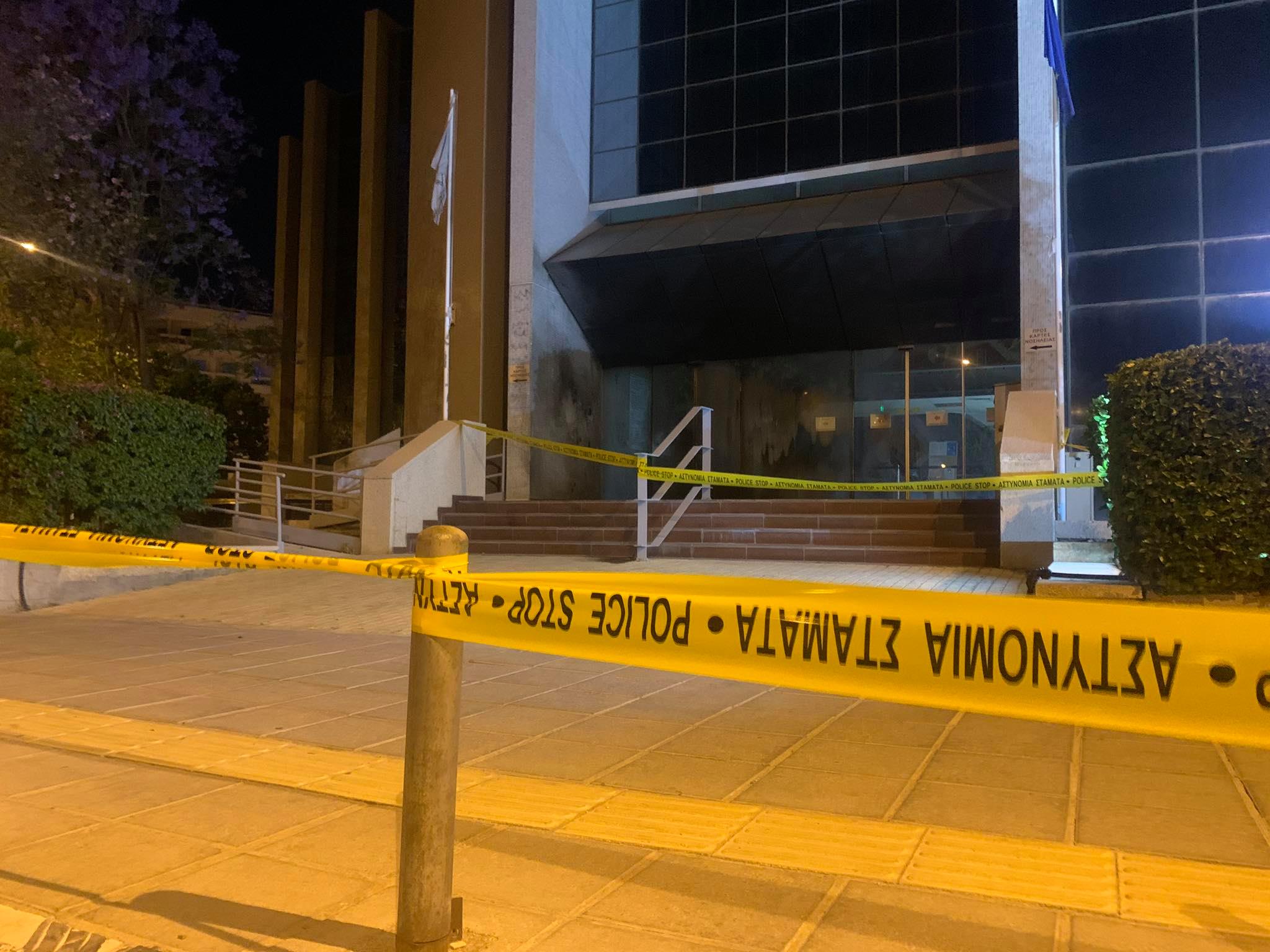 Δεν αποκλείεται να είχε συνεργό ο κουκουλοφόρος που έριξε το γκαζάκι (ΒΙΝΤΕΟ)