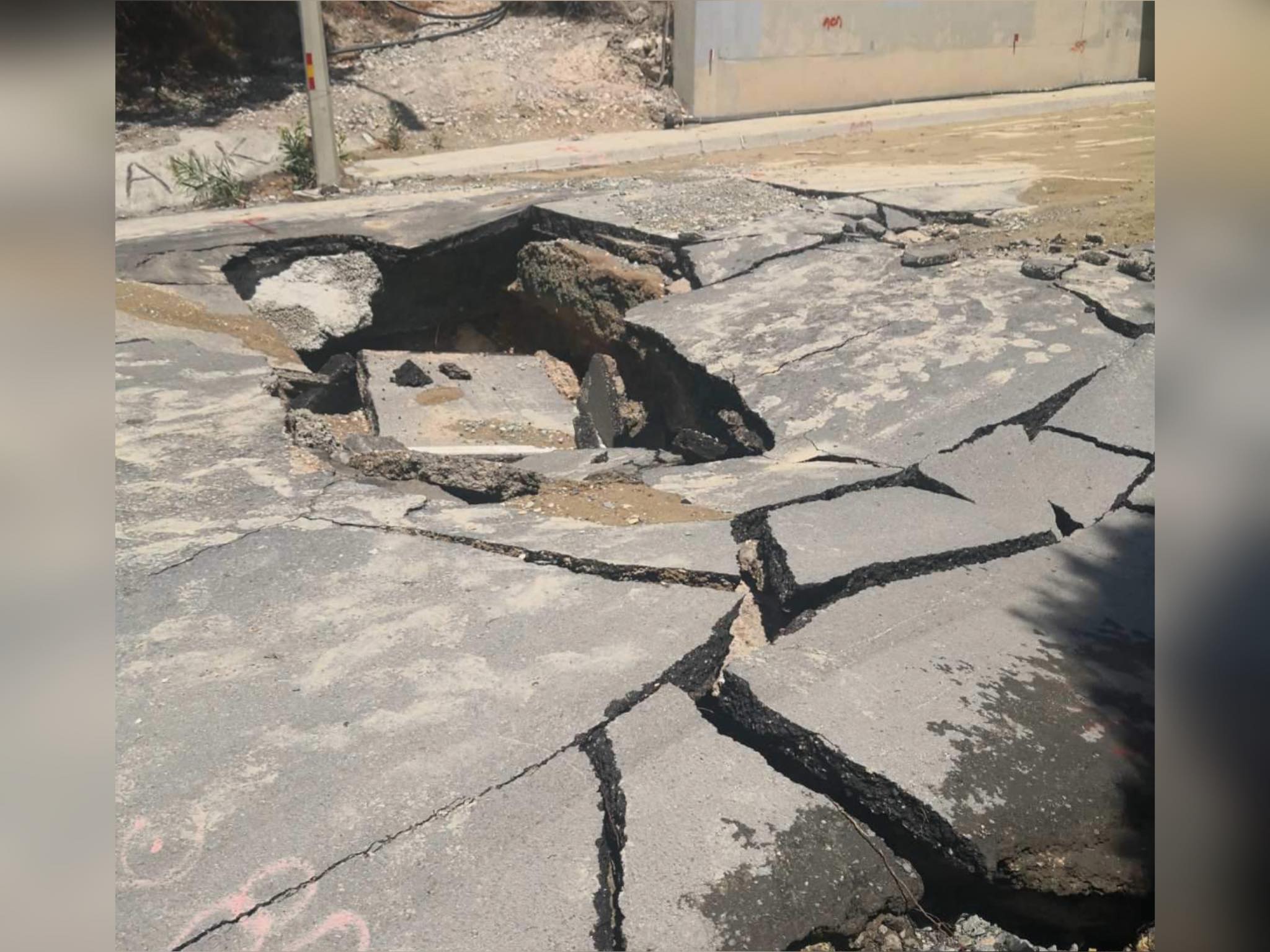 Κρατήρας "κατάπιε" αυτοκίνητο, σχηματίστηκε από βλάβη σε αγωγό (ΒΙΝΤΕΟ)