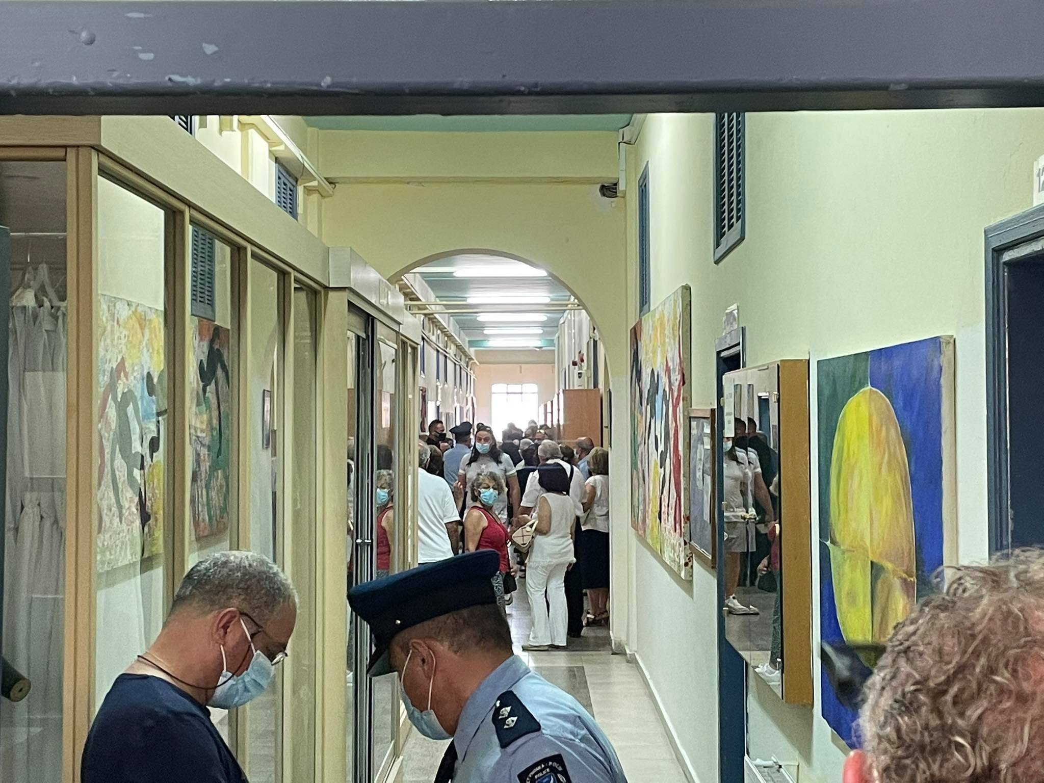 ΦΩΤΟ: Συνωστισμός και μικρή καθυστέρηση σε εκλογικά κέντρα της Λεμεσού