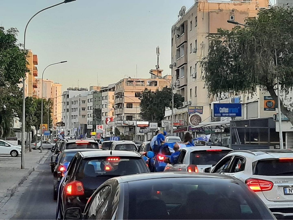 Κατέκλυσαν τους δρόμους της Λάρνακας οι φίλοι της Ανόρθωσης (ΒΙΝΤΕΟ)