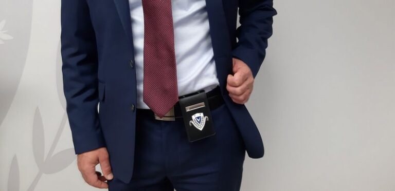 Με badge στο λαιμό, τη ζώνη ή το πέτο τους θα κυκλοφορούν πλέον οι αστυνομικοί