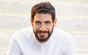 Ο Πατριαρχέας υποδέχτηκε το δεύτερο παιδάκι του και ιδού η πρώτη τρυφερή εικόνα