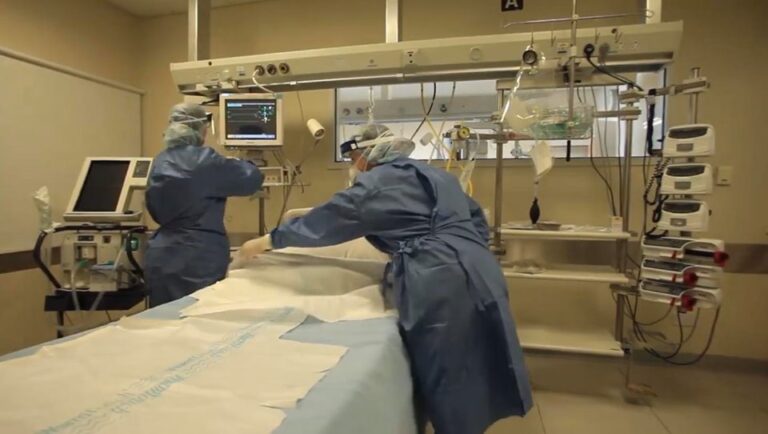 Εισαγωγές και εξιτήρια έχουν εξισορροπηθεί, δύσκολη η κατάσταση στις ΜΕΘ (VID)