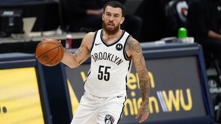 Μένει στους Νετς μέχρι το τέλος της σεζόν ο Τζέιμς