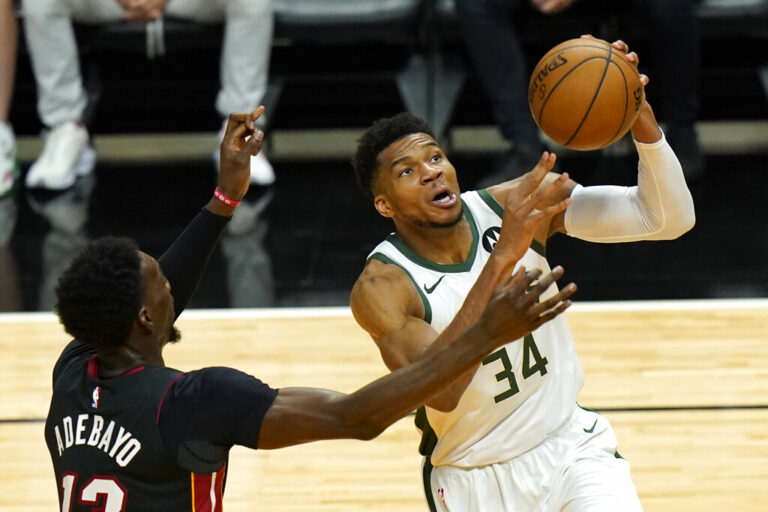 «Σκούπα» και πρόκριση στους ημιτελικούς για Μπακς με… τριπλό Γιάννη