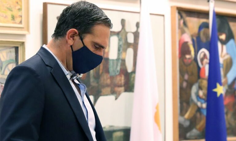 Καμία σκέψη για πλήρη κατάργηση των SMS από τις 10 του Μάη, λέει ο Ιωάννου