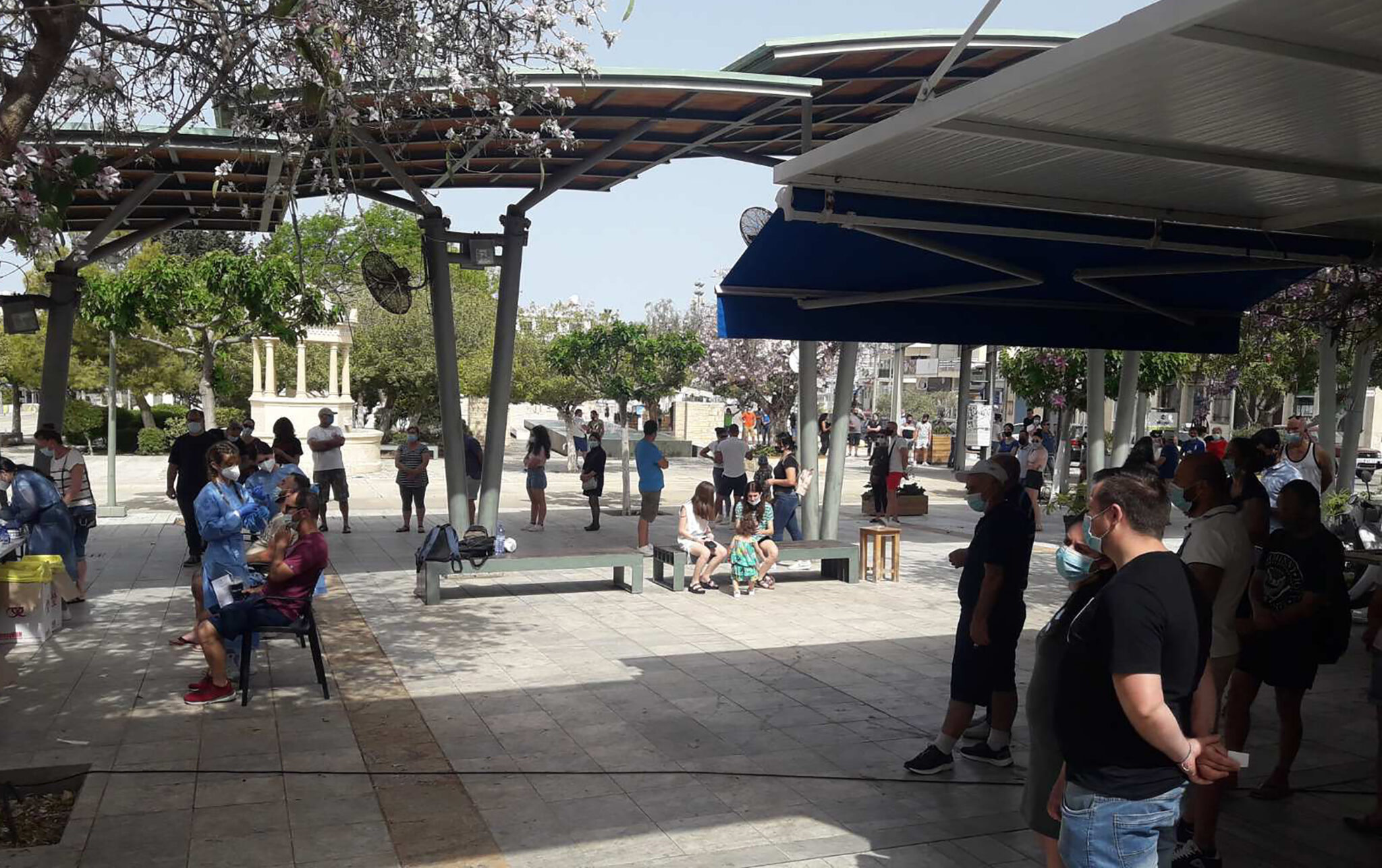 Οι ουρές έφεραν…παράταση: Rapid tests μέχρι τις 7:30 το βράδυ σε όλα τα σημεία