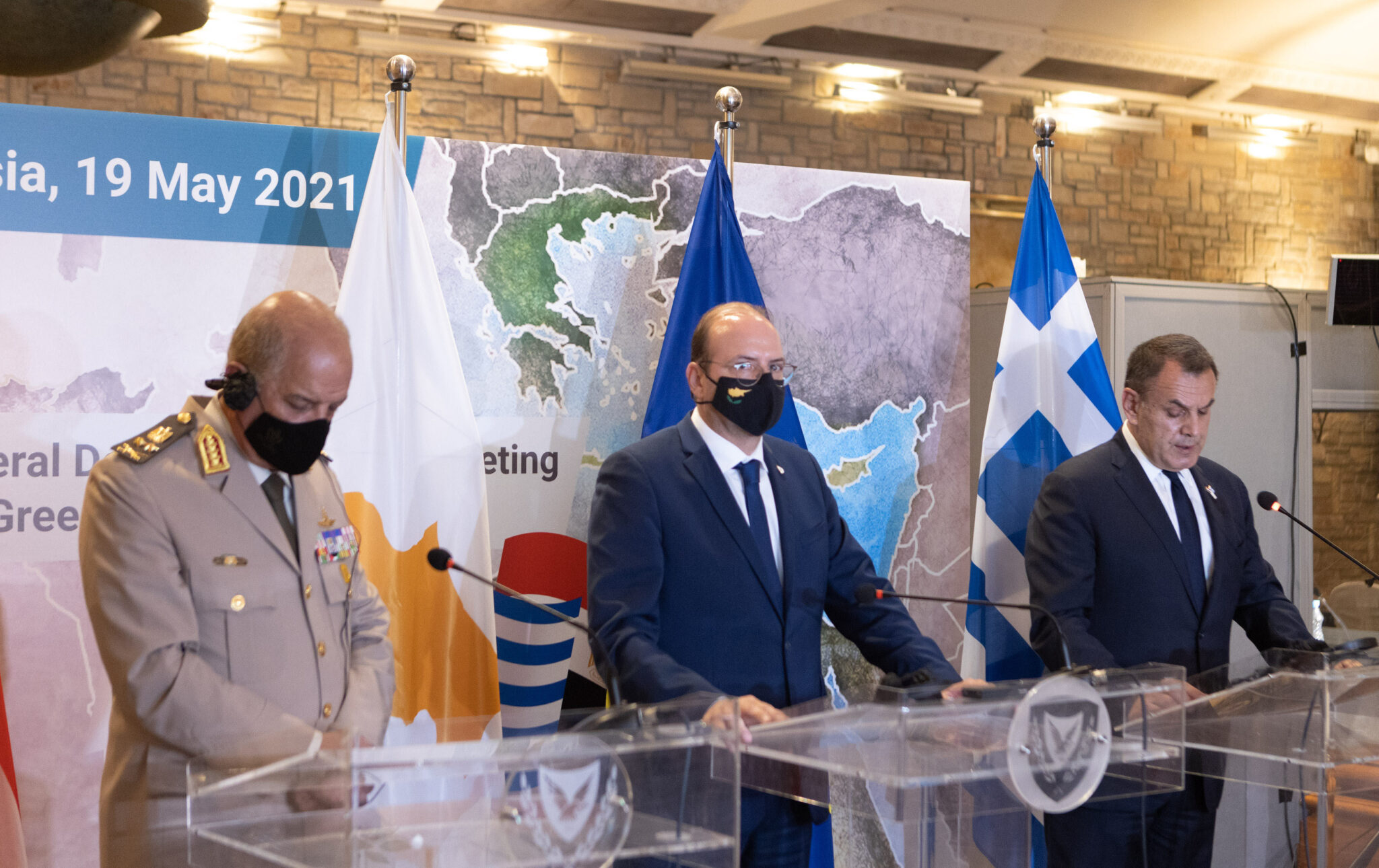 Τριμερής: Καταδικάζουν ενέργειες που παραβιάζουν κυριαρχικά δικαιώματα οι ΥΠΑΜ