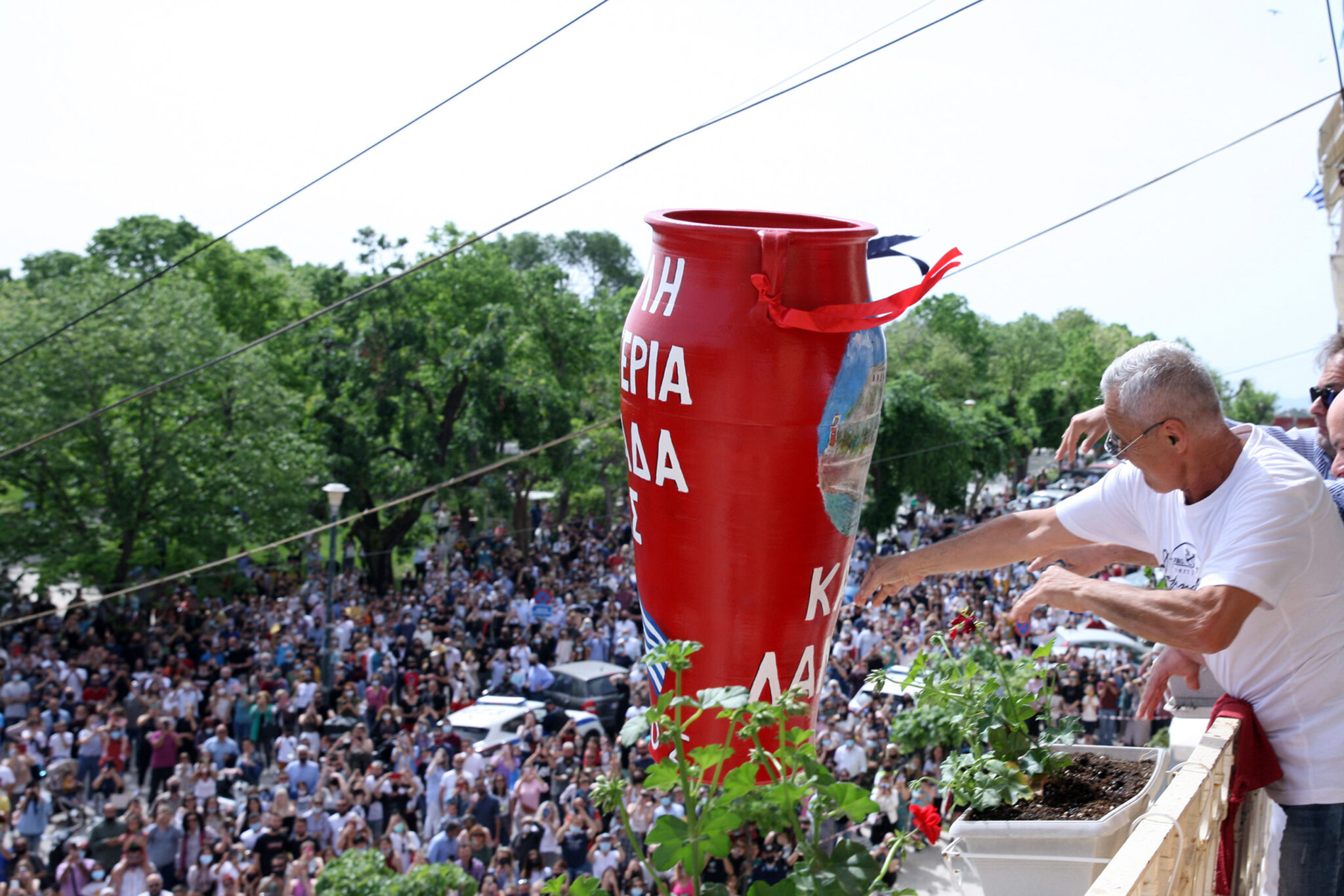 ΒΙΝΤΕΟ: Εικόνες συνωστισμού εν μέσω πανδημίας για το έθιμο των "μπότηδων"