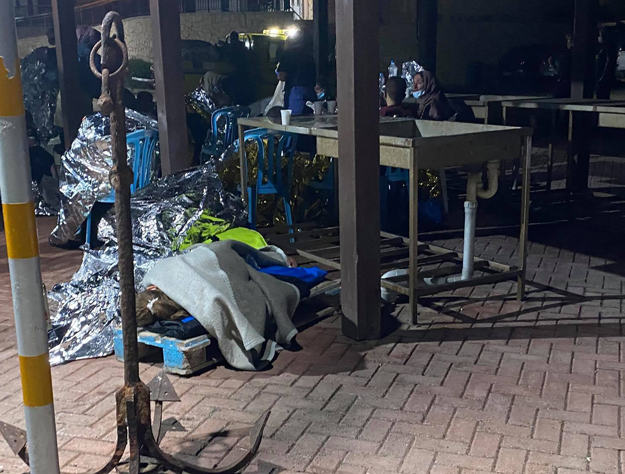 Μετέφεραν τα γυναικόπαιδα στη στεριά, άφησαν μεσοπέλαγα τους άντρες (ΒΙΝΤΕΟ)