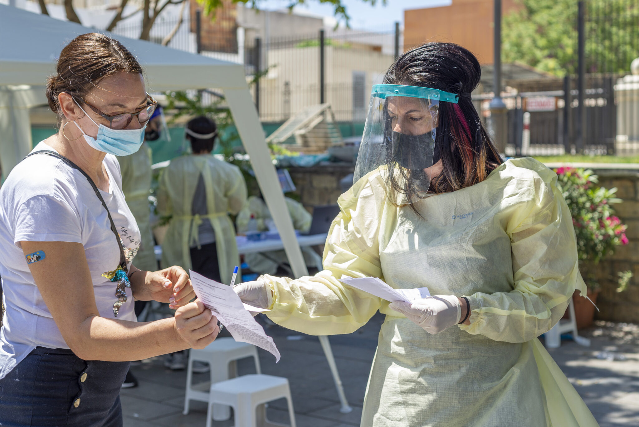 Σε πλατείες, σχολεία και malls «σταθμεύουν» σήμερα οι μονάδες δειγματοληψίας