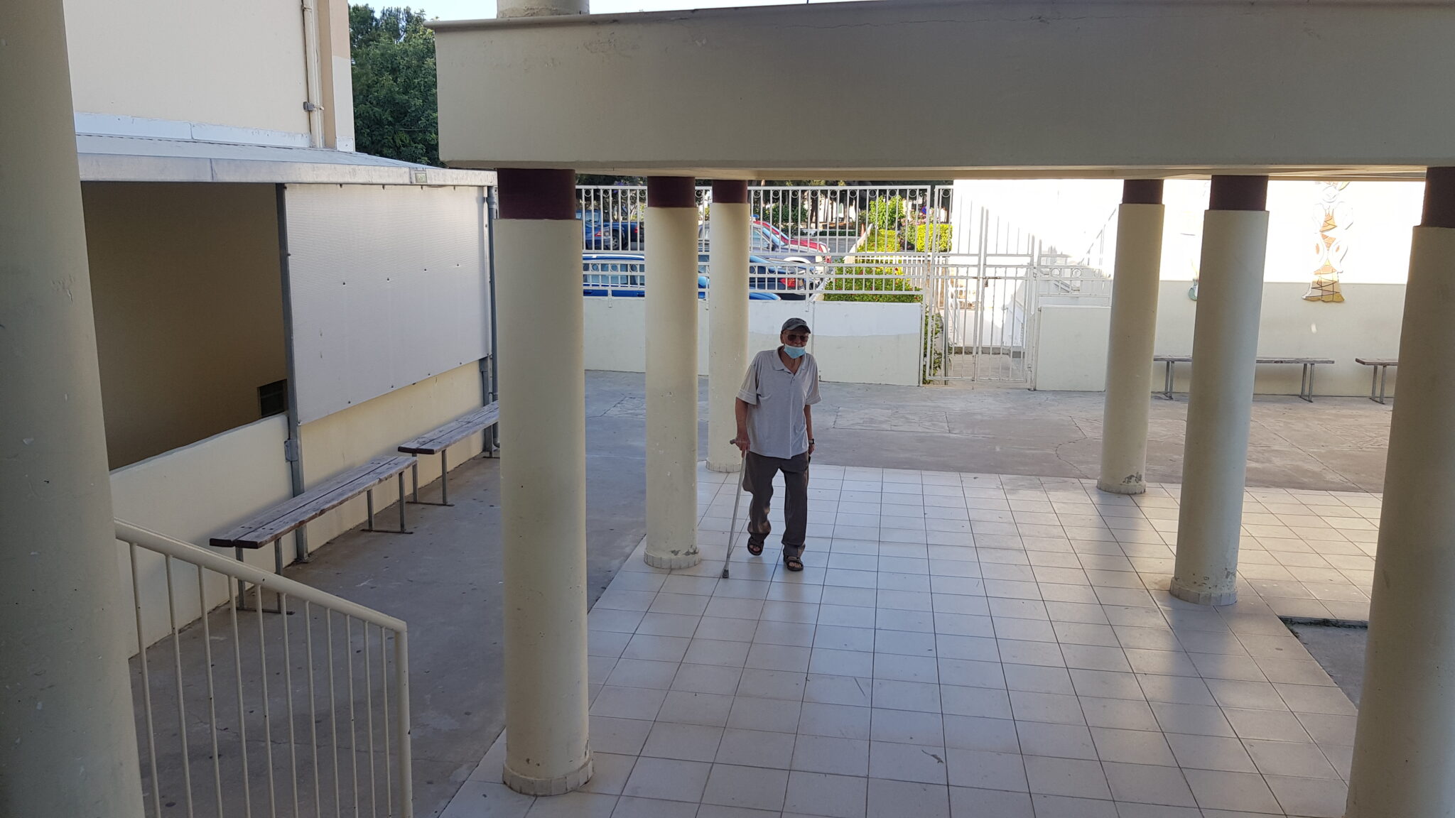 ΦΩΤΟ: Πήγαν στην κάλπη με τα μπαστούνια τους και έστειλαν μήνυμα στη νέα Βουλή