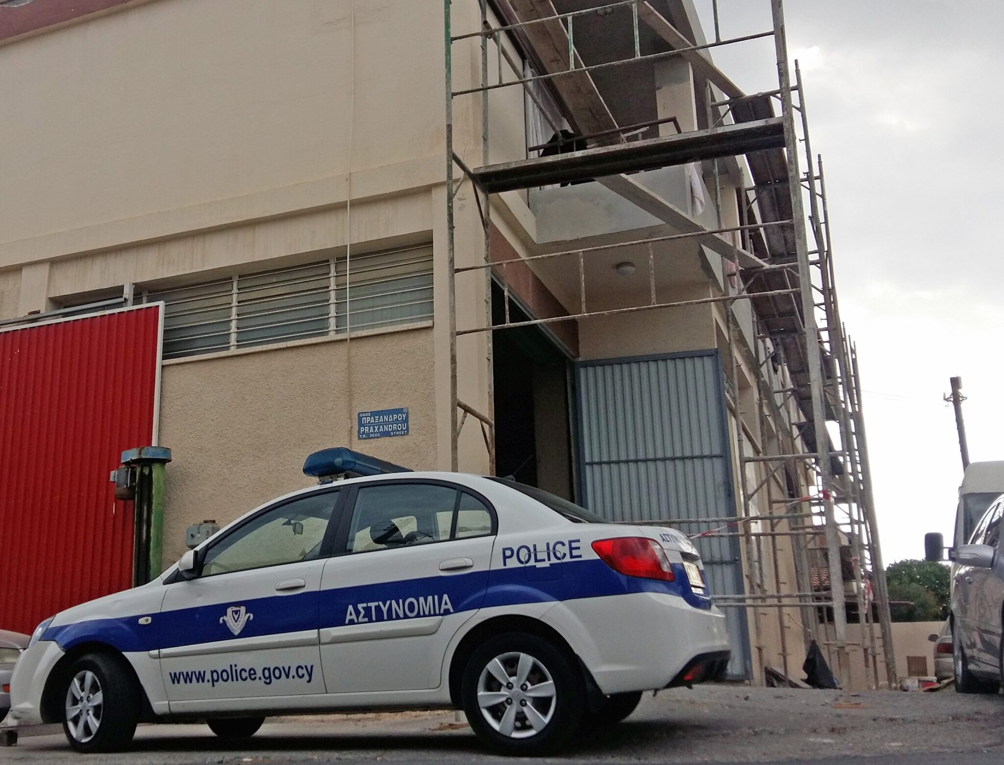 Μάχη για να κρατηθεί στη ζωή δίνει 30χρονος που έπεσε από ύψος τριών μέτρων